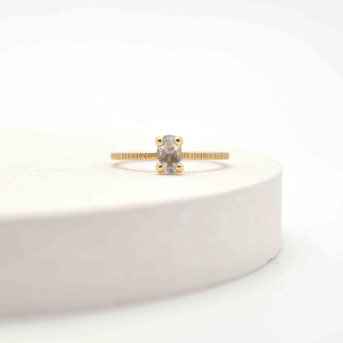 Fijn gehamerde ring met aquamarijn