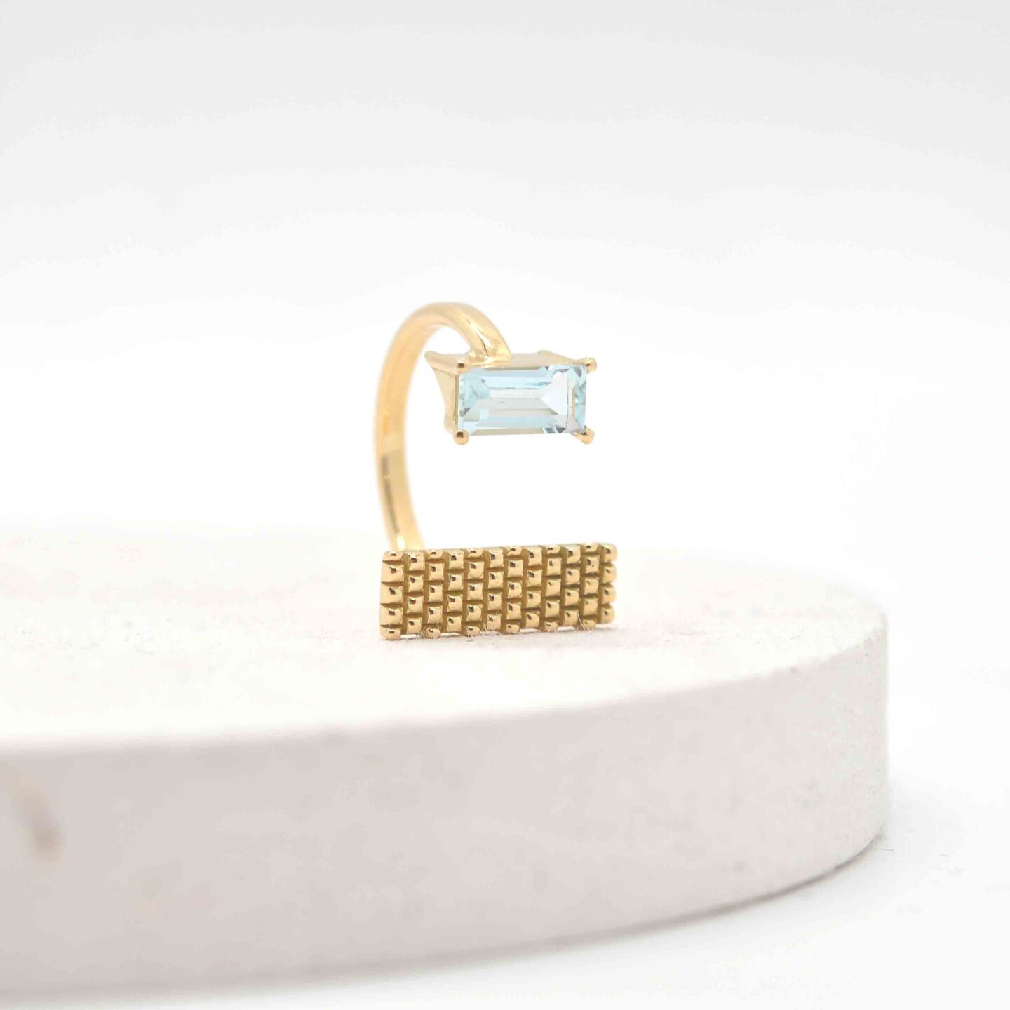 Half open ring met aquamarijn