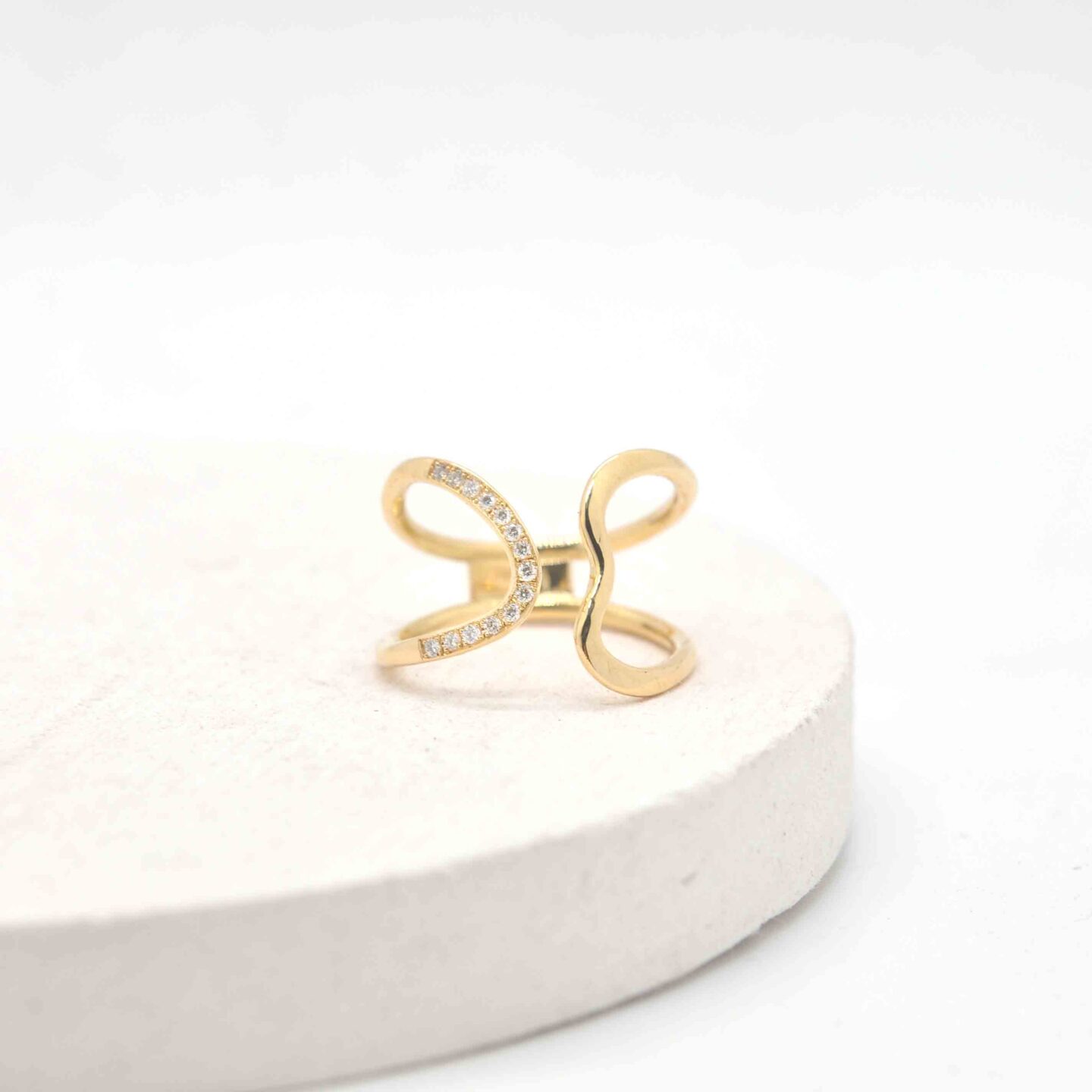 Funky organic ring met briljanten