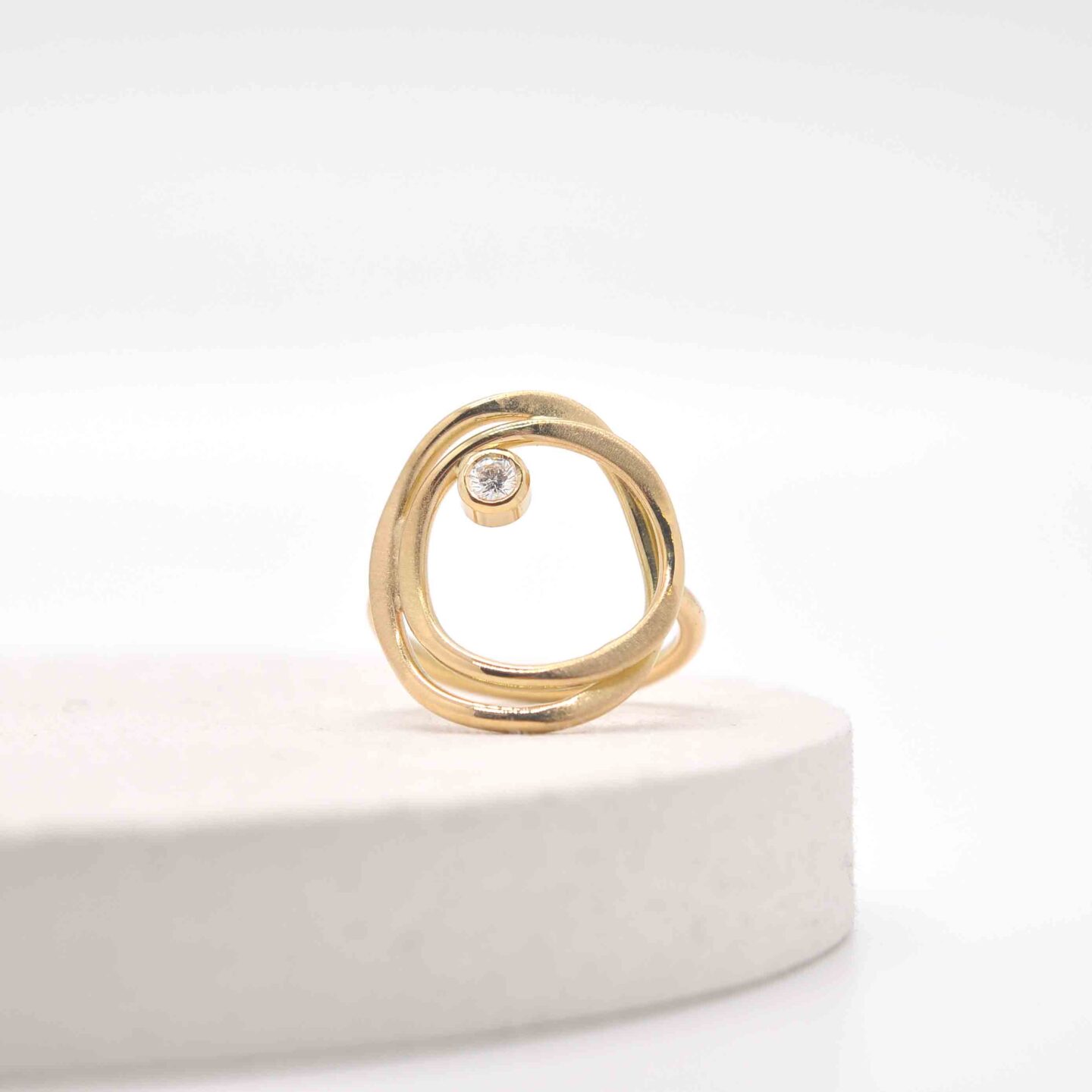 Organische ring met briljant